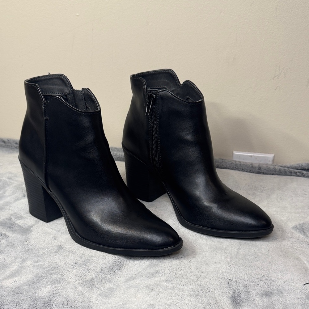 Qupid Snatch-19 Black Smooth Leather Pointed Toe Booties - Size 7